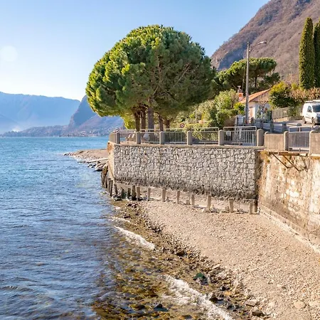 Como Lake With Two People Lake View And Near Beach Lägenhet